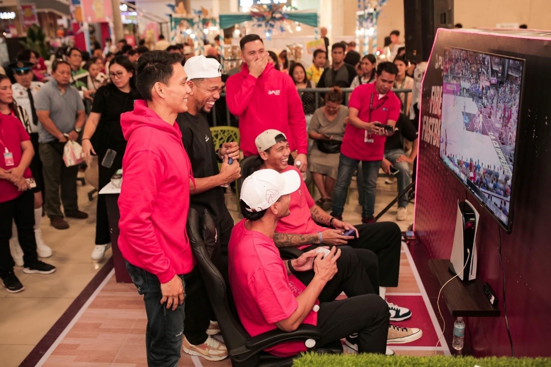 PBA stars enjoying a game of NBA 2K24 at the PLDT Home Fiber Fastbreak booth inside Gaisano Mall of Davao.